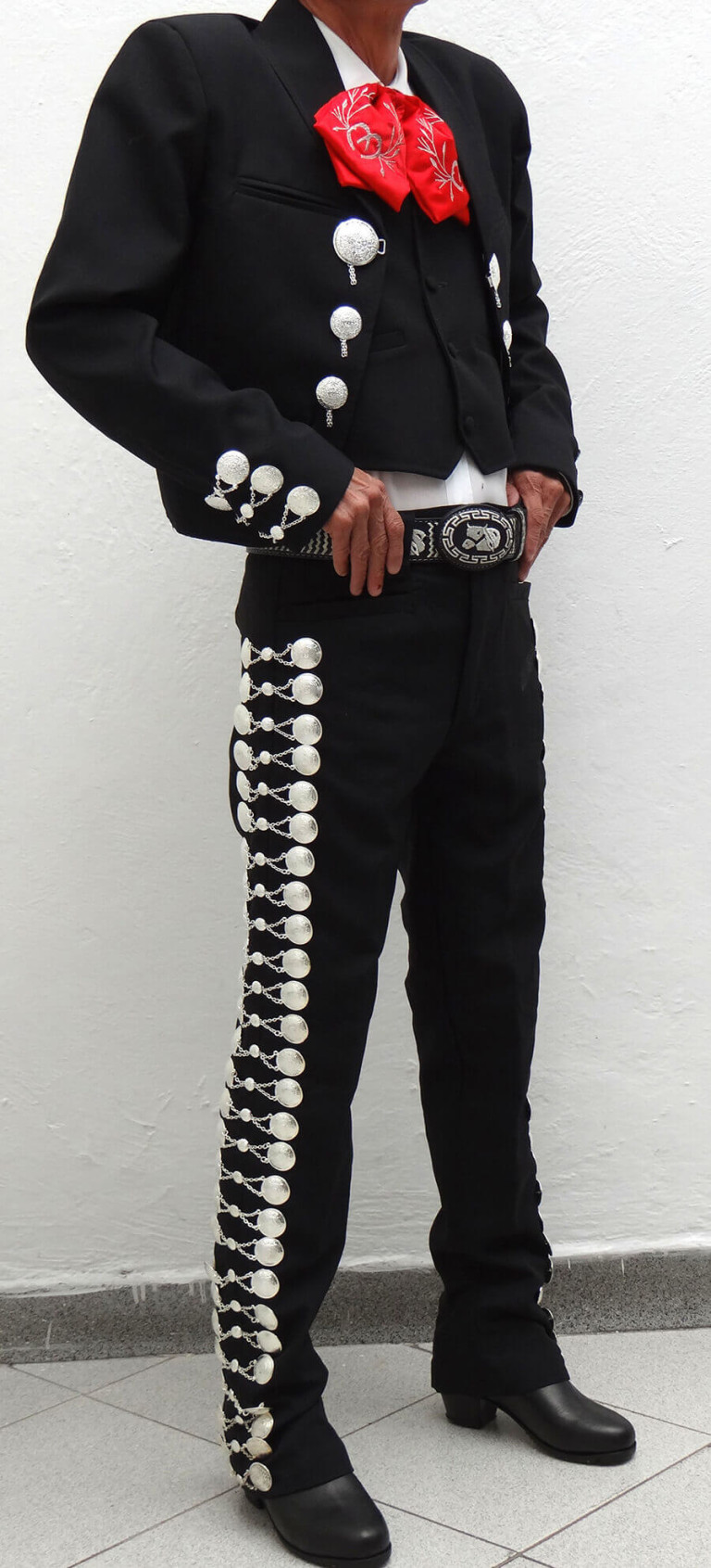 EL TRAJE DE MARIACHI. COMO VISTEN LOS MARIACHIS.